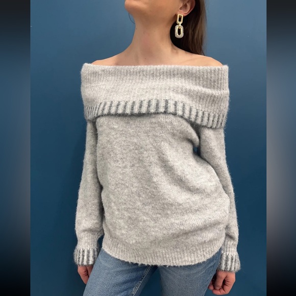 FABULOUS OFF OR ON THE SHOULDER SWEATER FROM PARIS FRANCE 🇫🇷 - Picture 3 of 4